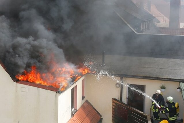 Dachstuhlbrand an der Brückenstraße - Haus unbewohnbar - 
