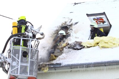 Dachstuhlbrand in Börnichen hält Feuerwehr in Atem - Die Rettungskräfte mussten ein Loch in das Dach schneiden, um den Brand löschen zu können.