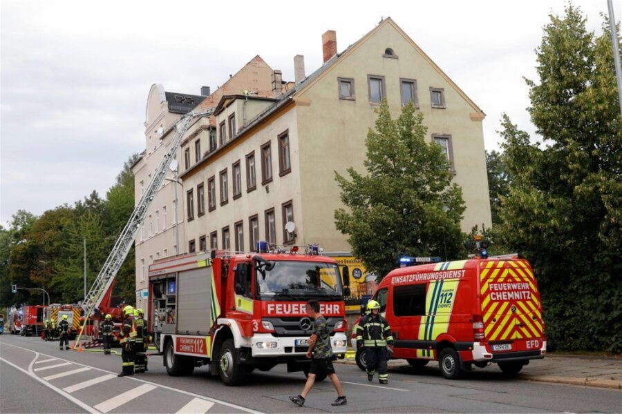 Dachstuhlbrand in Chemnitz: Leipziger Straße wegen Löscharbeiten gesperrt - Im Dachbereich eines Hauses an der Leipziger Straße ist am Mittag ein Brand ausgebrochen.
