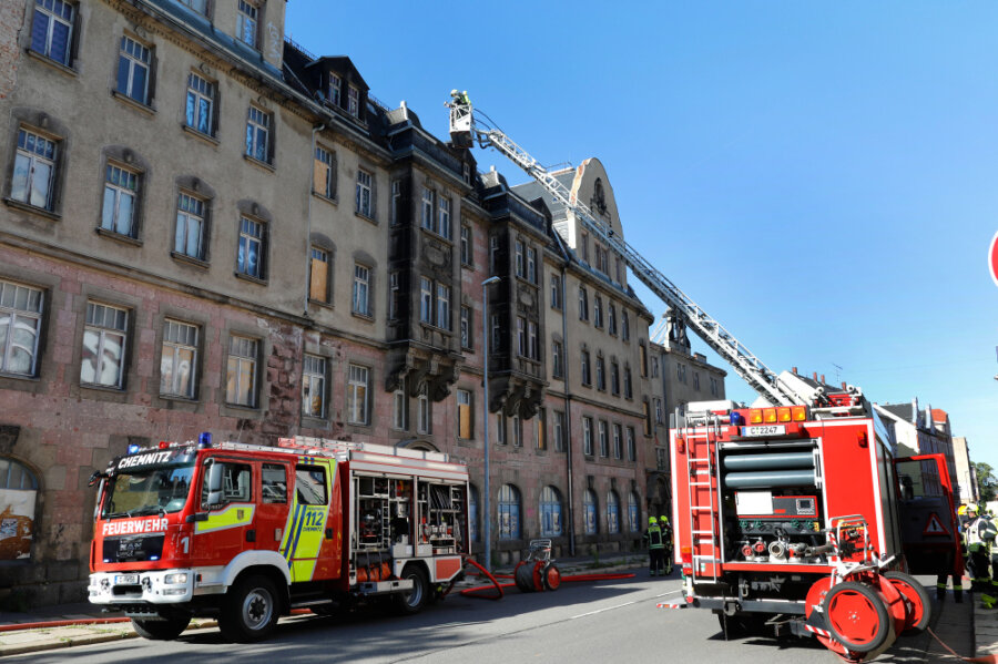 Dachstuhlbrand in Chemnitz - Polizei ermittelt wegen Brandstiftung - 