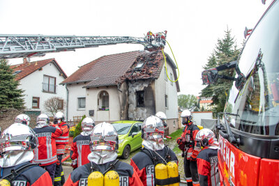 Dachstuhlbrand in Crimmitschau: 32 Feuerwehrleute im Einsatz - 