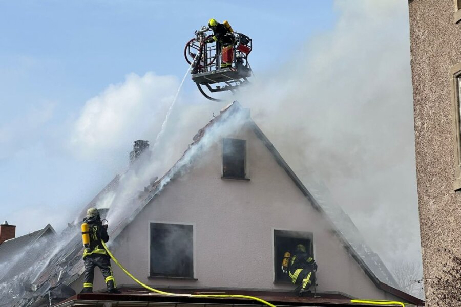 Dachstuhlbrand in Oederan: Wind erschwert Löscharbeiten - 