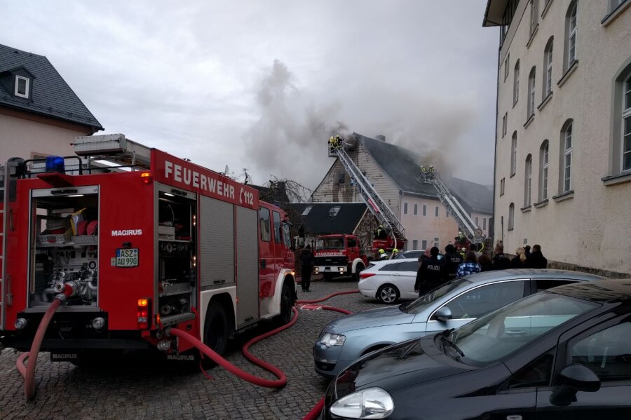 Dachstuhlbrand in Schneeberg - Rauchschwaden zogen wegen eines Brandes über die Schneeberger Innenstadt