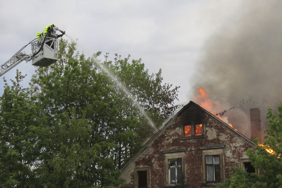 Dachstuhlbrand in unbewohntem Haus - Nach ersten Angaben brannte gegen sechs Uhr ein unbewohntes Haus.