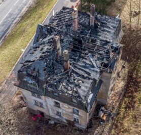Dachstuhlbrand zerstört Haus in Schwarzenberg - Acht Stunden lang sind gut 100 Feuerwehrleute der Region im Einsatz gewesen, um das Feuer in einem leerstehenden Haus zu löschen, das den Dachstuhl komplett zerstörte. 