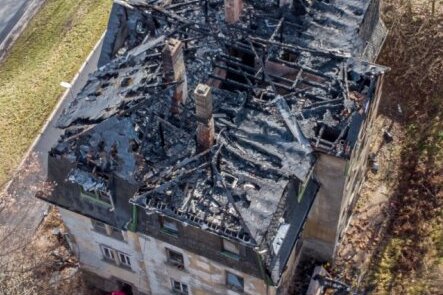 Acht Stunden lang sind gut 100 Feuerwehrleute der Region im Einsatz gewesen, um das Feuer in einem leerstehenden Haus zu löschen, das den Dachstuhl komplett zerstörte. 