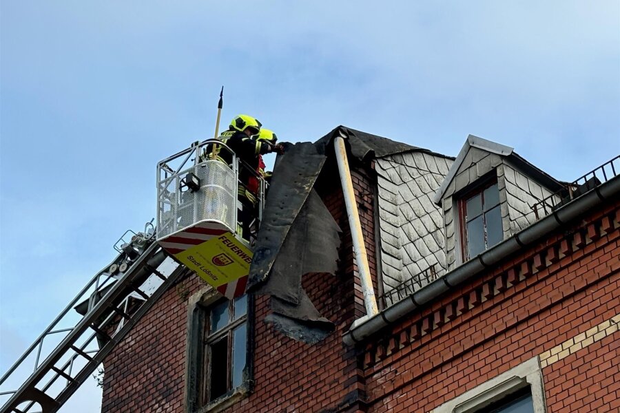 Dachteile lösen sich durch Sturm: Feuerwehr rückt in Aue mit Drehleiter aus - Dachpappe hatte sich durch den Sturm von einem leerstehenden Haus gelöst und drohte, in die Tiefe zu fallen.