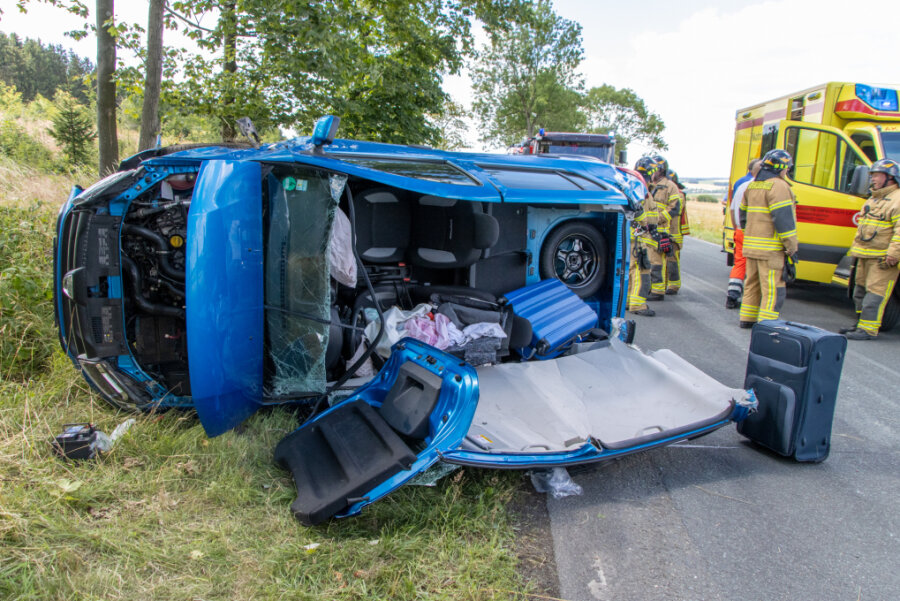 Dacia überschlägt sich beim Überholen: Zwei Verletzte bei Lößnitz - 