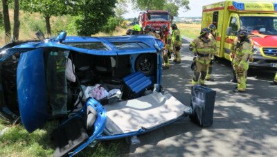Dacia überschlägt sich - Rettungskräfte befreien Insassen aus dem Pkw - 