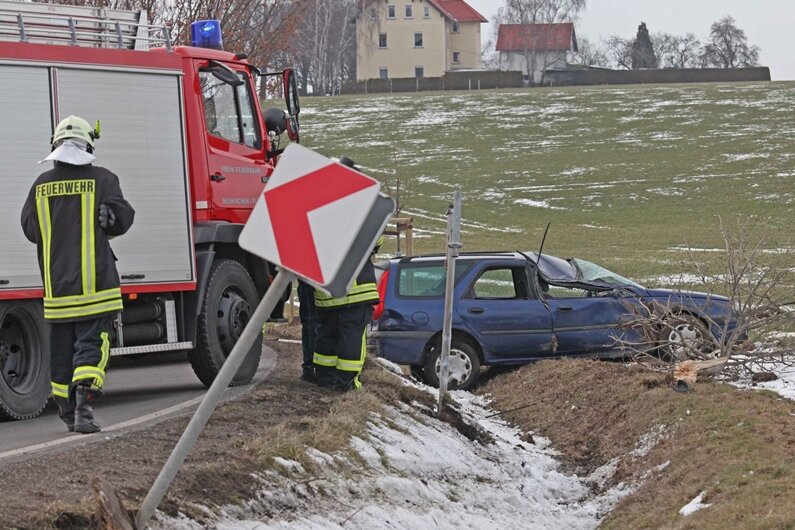 Dänkritz: Auto reißt Bäume und Leitplanken mit und landet im Feld - Bei einem Unfall auf der S 290 zwischen Dänkritz und Crimmitschau ist am Sonntagnachmittag ein Autofahrer schwer verletzt worden.