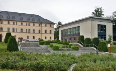 Daetz-Prozess: So ist der Stand - Das Schlosspalais (links) und der Neubau des Daetz-Centrums in Lichtenstein. Über den Rechtsstreit zwischen der Daetz-Stiftung und Stadt wird Mitte Juni weiter verhandelt. 
