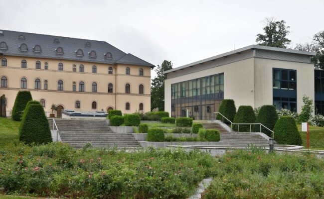 Das Schlosspalais (links) und der Neubau des Daetz-Centrums in Lichtenstein. Über den Rechtsstreit zwischen der Daetz-Stiftung und Stadt wird Mitte Juni weiter verhandelt. 
