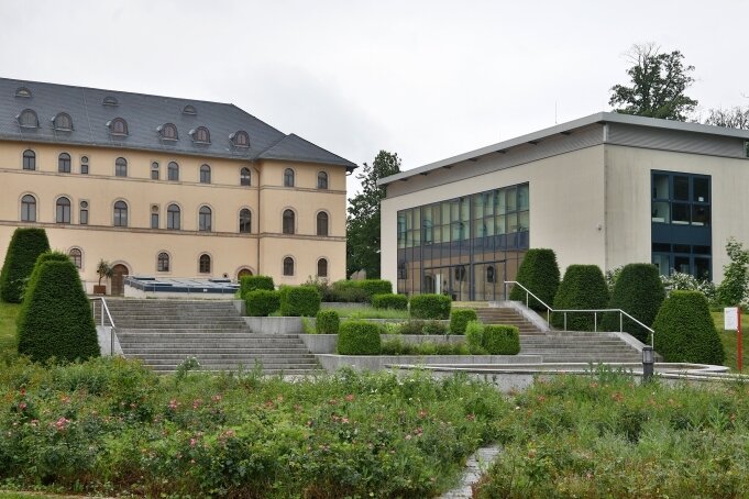Das Schlosspalais (links) und der Neubau des Daetz-Centrums in Lichtenstein. Über den Rechtsstreit zwischen der Daetz-Stiftung und Stadt wird Mitte Juni weiter verhandelt. 