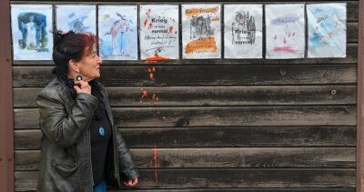Dagmar Ranft-Schinke - ... und immer wieder der Krieg - Reißzwecken, Arbeiten auf A4 und eine Bretterwand am Straßenrand in Adelsberg: Fertig ist die Freiluftgalerie. Die Künstlerin Dagmar Ranft-Schinke zeigt gegenwärtig vor allem Bilder gegen Krieg im öffentlichen Raum. 