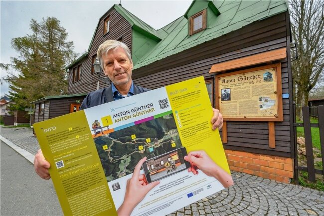 Bürgermeister Jan Horník lädt ein zum Treffen mit Anton Günther vor dessen einstigem Wohnhaus. "Erweiterte Realität" auf dem Smartphone macht's möglich.