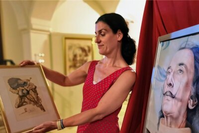 Dalí-Werke stehen zur Verlosung - Ina Klemm, Geschäftsführerin der Sport und Tourismus GmbH, zeigt eine der zu verlosenden Lithografien von Dalí.