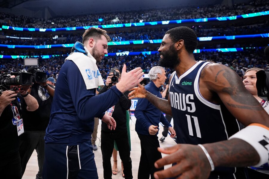 Dallas fehlt noch ein Sieg zum NBA-Finaleinzug - Mavericks-Guards Luka Doncic (l) und Kyrie Irving feiern den Sieg.