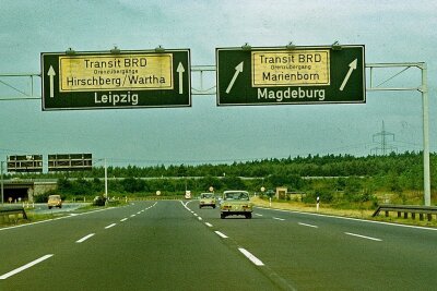 Damals in der DDR: Der Traum von der Grenzüberfahrt - 1970er-Jahre, Berliner-Ring in der DDR: Die Schilder weisen auf die beiden damaligen Haupttransitstrecken in den Westen. 