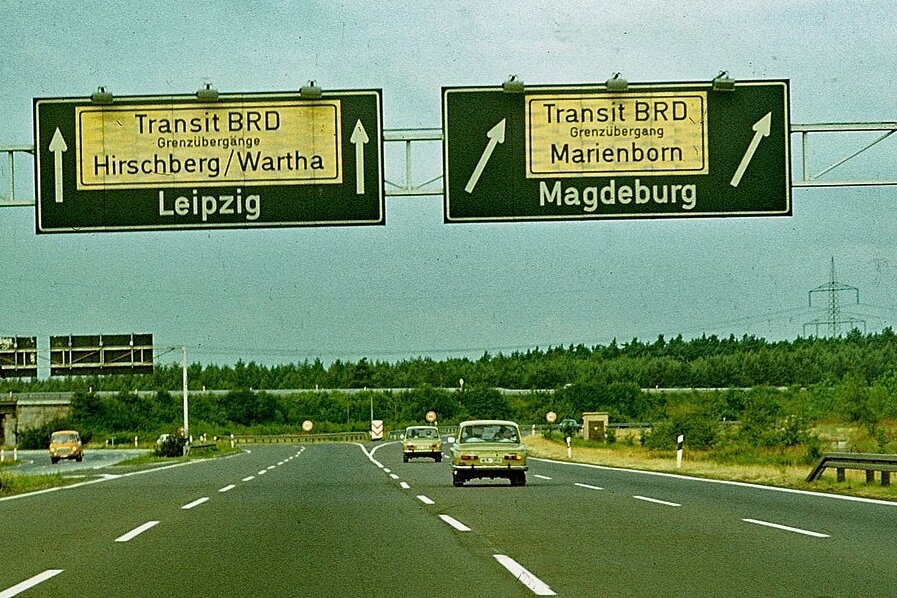 1970er-Jahre, Berliner-Ring in der DDR: Die Schilder weisen auf die beiden damaligen Haupttransitstrecken in den Westen. 