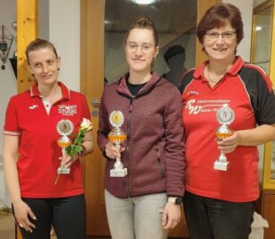 Damen holen sich Unterstützung - Kegeln künftig gemeinsam: Die Ehrenfriedersdorferinnen Annett Besner (l.) und Ines Ullmann (r.) sowie Luisa Flohrer aus Auerbach - hier zu sehen während der Einzelsiegerehrung beim Greifensteinpokal. 