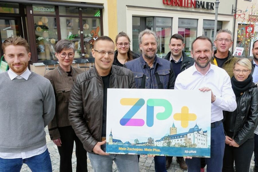 Damit das Geld in der Stadt bleibt: Gewerbeverein bringt in Zschopau "ZP+"-Karte an den Start - Robert Hähnel (Mitte links) und Thomas Stanzel halten auf dem Neumarkt den neuen Stadtgutschein im Großformat. 