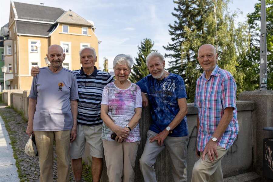 Damit der Denverclan auch in Auerbacher Wohnzimmer kam - eine Antennengemeinschaft blickt stolz zurück - Sie halten als Gründungsmitglieder ihrer Antennengemeinschaft die Treue: Erich Wollmerstädt (89), Georg Scharff (85), Monika Schmidt (82), Edgar Schüttkowski (86) und Hans Glutsch (82). Gegründet wurde die Gemeinschaft 1983.