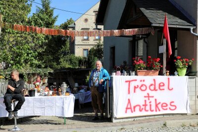 Damit der Saftladen in Schwung kommt: Crottendorfer starten Dorfflohmarkt - Waren beim ersten Dorfflohmarkt in Crottendorf am Sonntag mit dabei: Marek (links) und Jens Tausch.