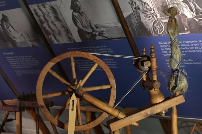 Historisches Spinnrad für Flachs, moderne Gestaltung: So sollen auch andere Exponate im Dorfmuseum Gahlenz präsentiert werden. 