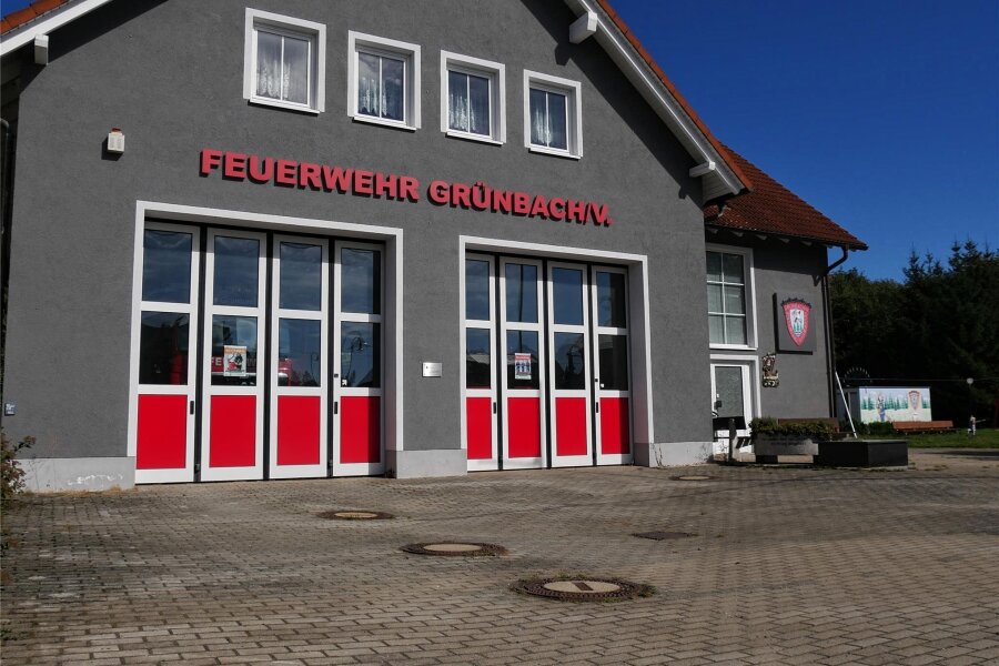 Damit die Feuerwehr in Grünbach schnell ausrücken kann - Die Zufahrt zum Feuerwehrhaus ist in die Jahre gekommen und eine Huckelpiste geworden.