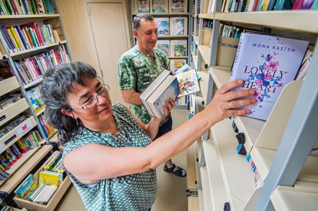 Damit die Kultur in kleinen Orten nicht ausstirbt: Rollende Bibliothek aus Hainichen steuert 44 Orte an - Mitarbeiterin Sylvia Friedemann (li.) und Fahrer Heiko Stiebinger sind mit der Fahrbibliothek unterwegs.