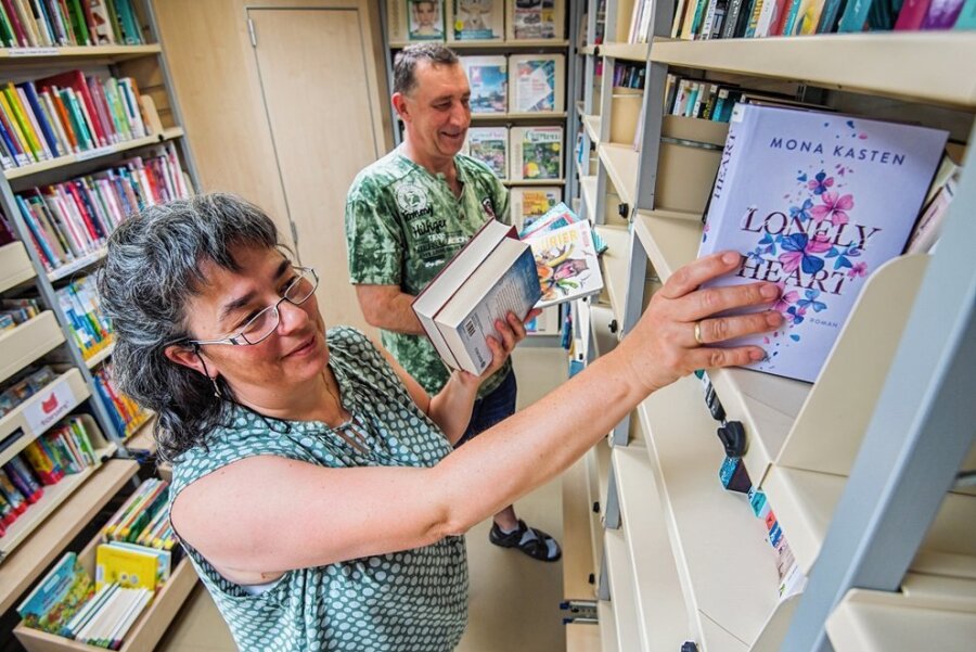Damit die Kultur in kleinen Orten nicht ausstirbt: Rollende Bibliothek aus Hainichen steuert 44 Orte an - Mitarbeiterin Sylvia Friedemann (li.) und Fahrer Heiko Stiebinger sind mit der Fahrbibliothek unterwegs.