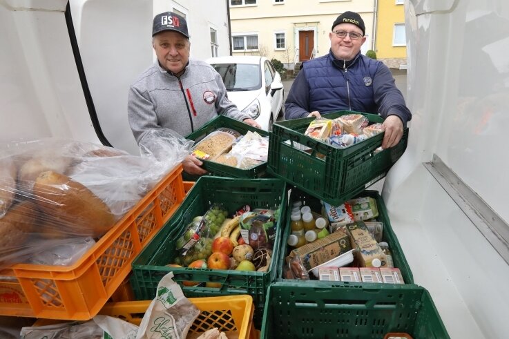 Sven Förster (rechts) und Günther Kreußel holen auf ihrer 70-Kilometer-Tour jeden Donnerstag von 12 bis 13 Verkaufsstellen Lebensmittelspenden ab.