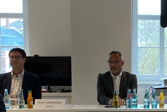 Beim Forum zur Landratswahl trafen die Kandidaten Sven Liebhauser, Dirk Neubauer und Rolf Weigand (von links) am Mittwochabend im Mittweidaer Innovationszentrum Werkbank 32 erstmals öffentlich aufeinander. 