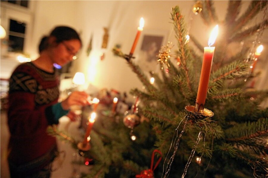 Damit zu Weihnachten nicht die Feuerwehr kommen muss - Echte Kerzen am Weihnachtsbaum können zur Brandgefahr werden. 