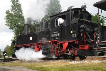 Dampf statt Diesel an diesem Sonnabend - Der Museumszug erreicht den Bahnhof Schönheide. 