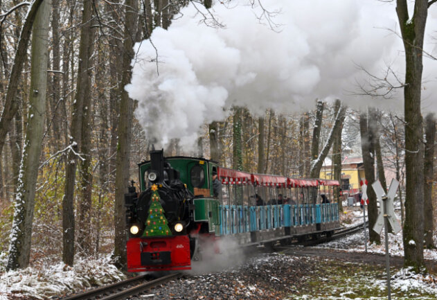 Dampflok zu Adventsfahrten im Küchwald unterwegs - Die Dampflok der Parkeisenbahn ist an diesem Wochenende im Küchwald unterwegs.