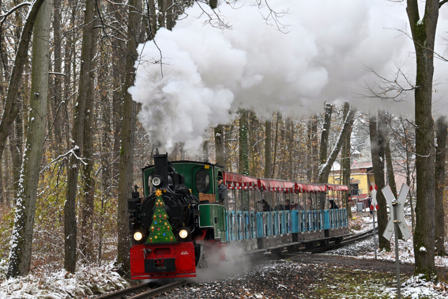 Dampflok zu Adventsfahrten im Küchwald unterwegs - Die Dampflok der Parkeisenbahn ist an diesem Wochenende im Küchwald unterwegs.
