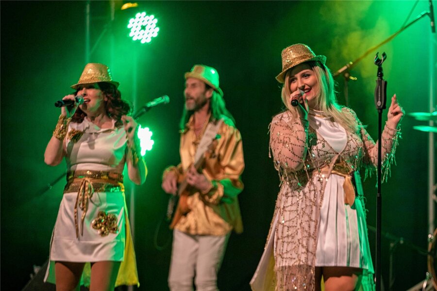 „Dancing Queen“ bei Biller in Plauen: Hits von Abba sorgen für viel gute Laune - Eine tschechische Abba-Revivalband stand am Sonntag in Plauen auf der Bühne.