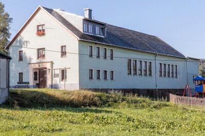 Dank Fördergeld: Dorf-Sporthalle im Erzgebirge bekommt neue Heizung - In dem Gebäude in Steinbach ist nicht nur die Turnhalle zu finden. Es gibt auch Wohnungen und Vereinsräume.