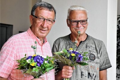 Dank für Einsatz auf dem Friesener Friedhof - Mit dem Blumenstrauß des Monats wurden Peter Seidel (l.) und Ralf Taubert geehrt.