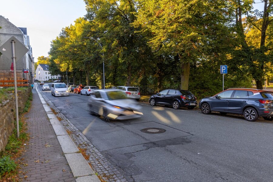 Dank Geldsegen: Zusätzlicher Straßenbau in Annaberg-Buchholz möglich - Der Bereich der Lindenstraße in Höhe Schutzteich soll für 90.000 Euro saniert werden.