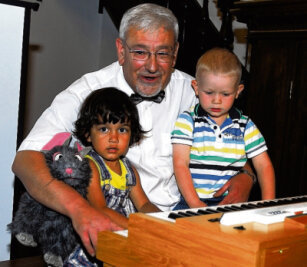 Dank mit Käsehäppchen von der Maus - Kantor Tobias Mehner ließ nach dem Orgelkonzert Arno Kempe (r.) und seinen Enkel Leo auch einmal auf der Orgel spielen.