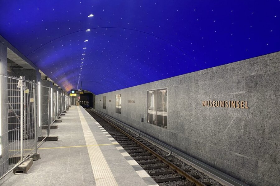 Dank Oberlungwitzer Firma: Wie ein Berliner U-Bahnhof himmlisch wurde - Die U-Bahnstation unter der Berliner Museumsinsel wurde von den Handwerkern aus Oberlungwitz farblich gestaltet. Mit einer ultramarinblauen Farbe aus Naturpigmenten schufen sie ein Himmelszelt im Untergrund. 