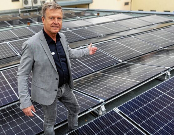 Dank Sonne: Unternehmer erzeugt ein Drittel seines Stroms - Insgesamt mehr als 220 Solarmodule hat Geschäftsmann Matthias Richter auf Dächern seiner Firma installieren lassen. Was die gewerbliche Nutzung von Sonnenenergie anbelangt, ist er einer der Vorreiter. 