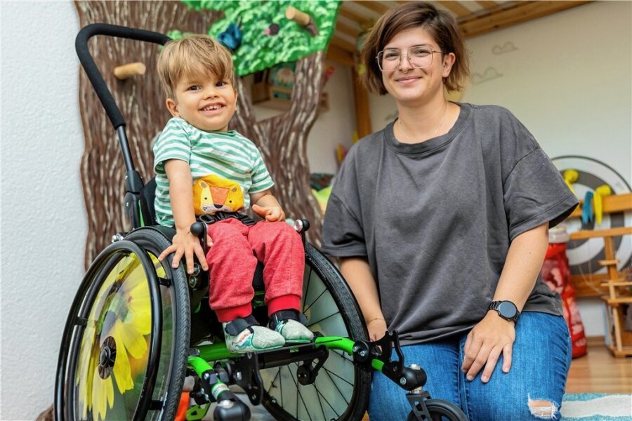 Tammo hat einen neuen Rollstuhl bekommen. Das Spezialgefährt mit den großen Sonnenblumen macht den Dreijährigen und seine Mama Stefanie Heckel glücklich. 