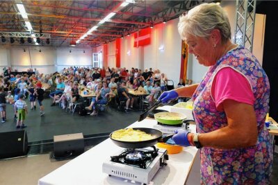 Dank Telefonjoker: Zwei Debütanten jubeln beim 1. Gelenauer Backsbackwettbewerb - Vor mehr als 300 Besuchern stellte sich auch Birgit Hofmann – in alter Küchenschürze – der Herausforderung.