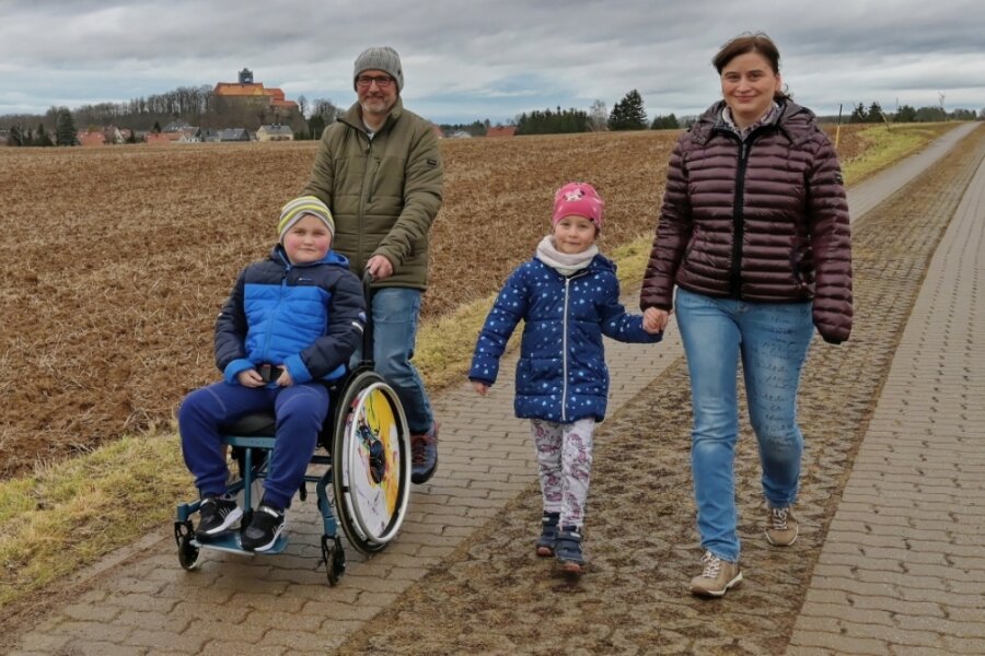 Max (12), Vater Mario, Tochter Emma (7) und Mutter Sandra gehen gern rund um Lichtentanne spazieren - oft mit Blick auf Burg Schönfels. Sie sind dankbar für die überwältigende Spendenbereitschaft. 