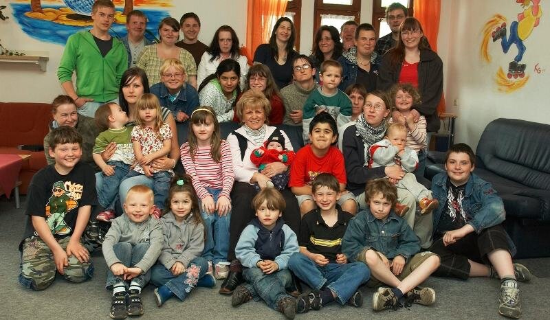 Danke Kinder, danke Leser! Ihr helft Kindern - Leuchtturm-Chefin Annemarie Schramm (das ist die Dame in der Mitte) schart ihre "Familie" um sich. 