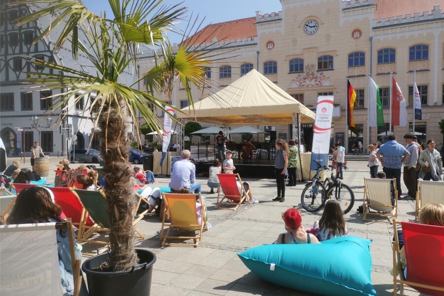 Darauf freut sich ganz Zwickau: Die Open Stage kehrt zurück auf den „Stadtstrand“ vorm Rathaus - Rückblick auf „Jugend musiziert“ 2023 in Zwickau: Auf Liegestühlen und Sitzsäcken haben es sich die Zuhörer vor der Open Stage auf dem Hauptmarkt gemütlich gemacht.