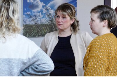 Darmkrebs mit 37: Erzgebirgerin lässt sich von Schockdiagnose nicht unterkriegen - Isabel Limbach (Mitte) und Denise Reichel (rechts) haben gemeinsam die Selbsthilfegruppe „Lebensfroh“ aufgebaut.
